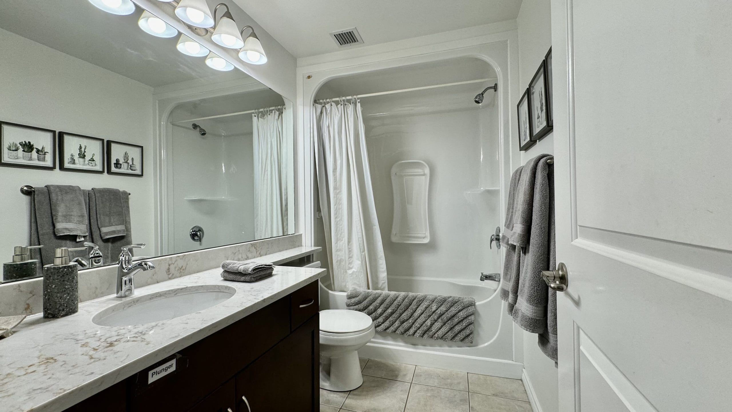 RF II main bathroom Fully supplied kitchen, Riverfront II