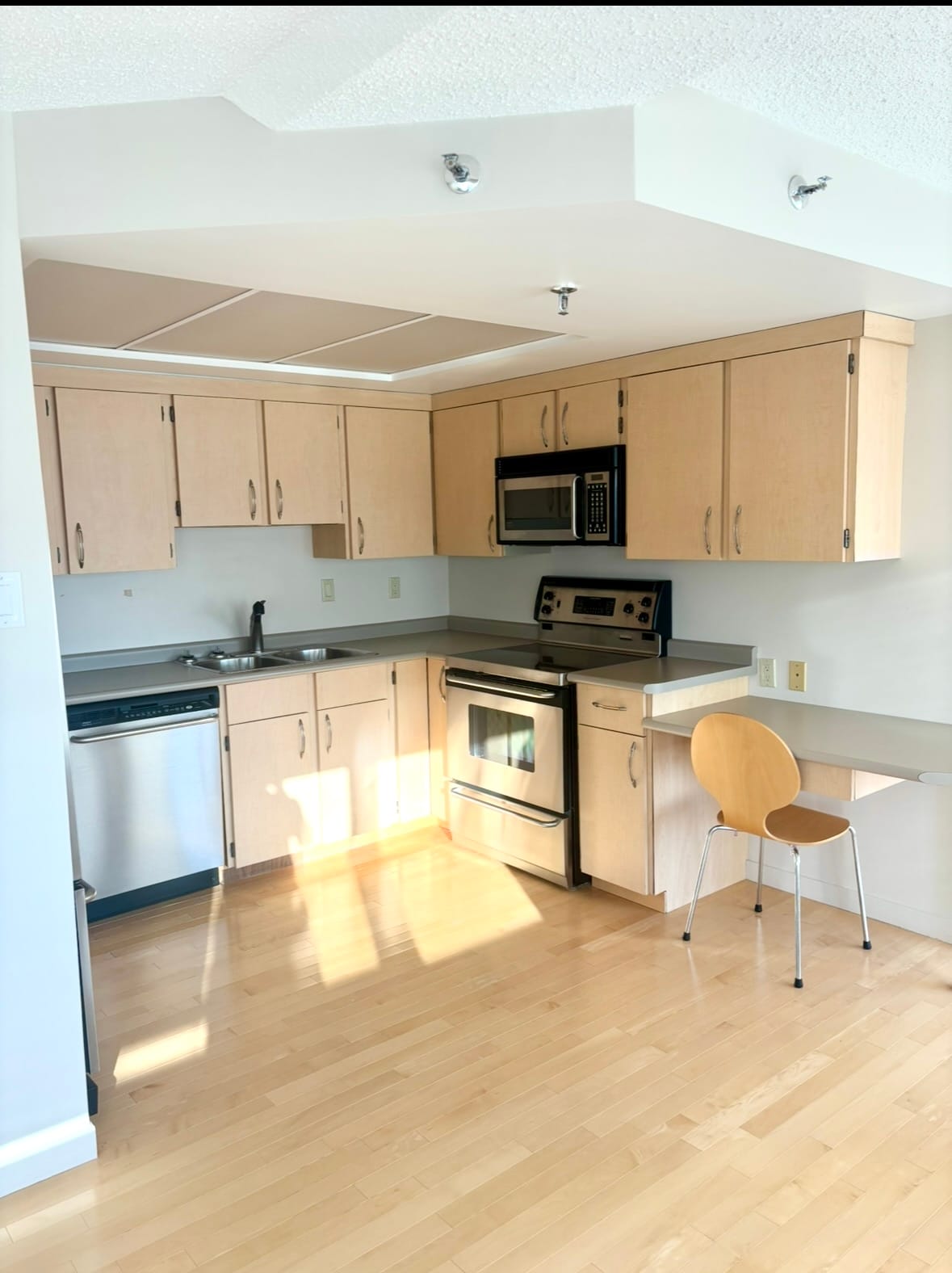 Fully supplied kitchen in The Renaissance, a 1-Bedroom/1.5-Bathroom Furnished Rental for Extended Stays in Saskatoon.