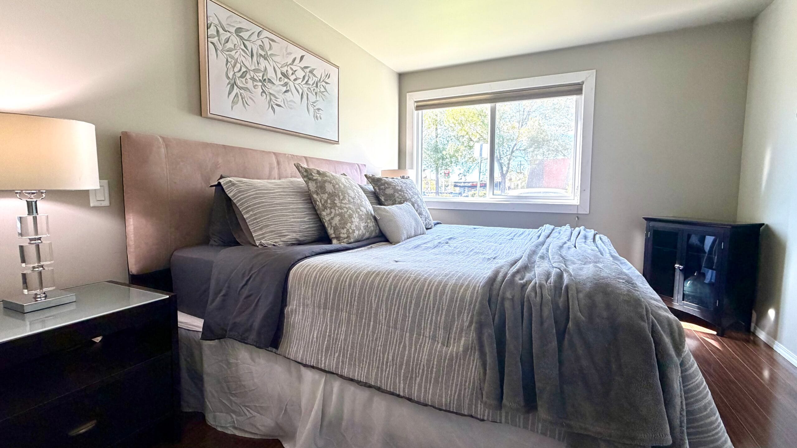 TU1 bedroom with King bed Bedroom with King bed in 1-bedroom furnished condo